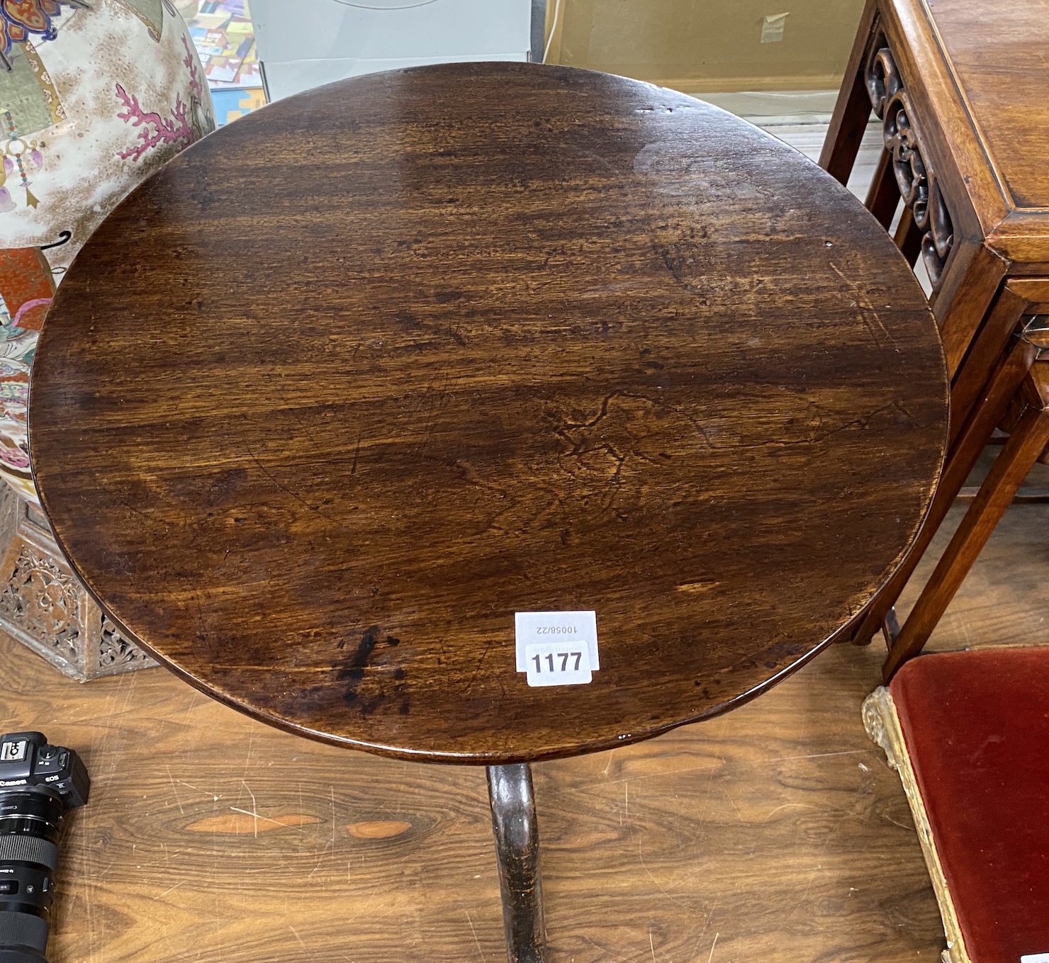 A George III circular mahogany tilt top tripod tea table, diameter 54cm, height 65cm